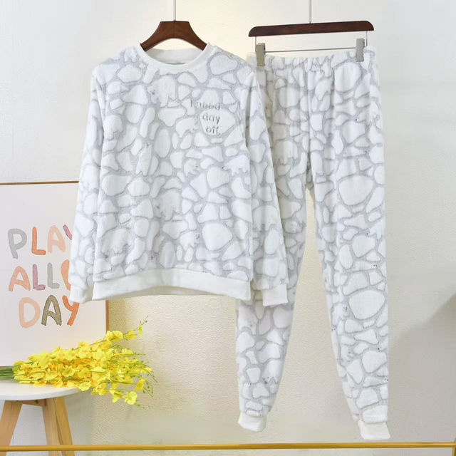 Conjuntos de pijamas de forro polar con certificación OEKO-TEX®: ropa de dormir suave y cálida con bonitos bordados fabricados de forma sostenible en una fábrica auditada por BSCI