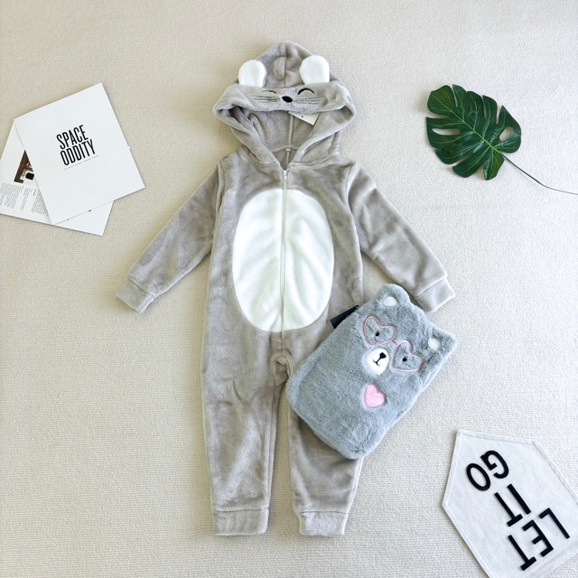 Kigurumi con temática animal de bebé con capucha de felpa polar de tela certificada Oeko-tex combina con una botella de agua caliente 